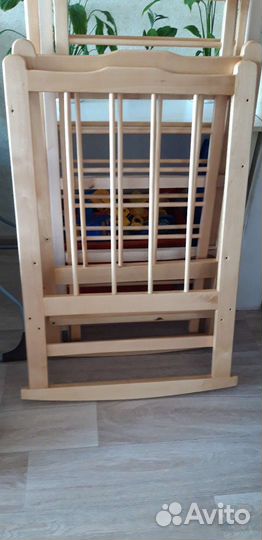 Детская кроватка с маятником