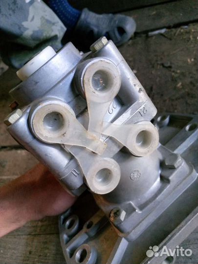 Продам тормозной кран камаз