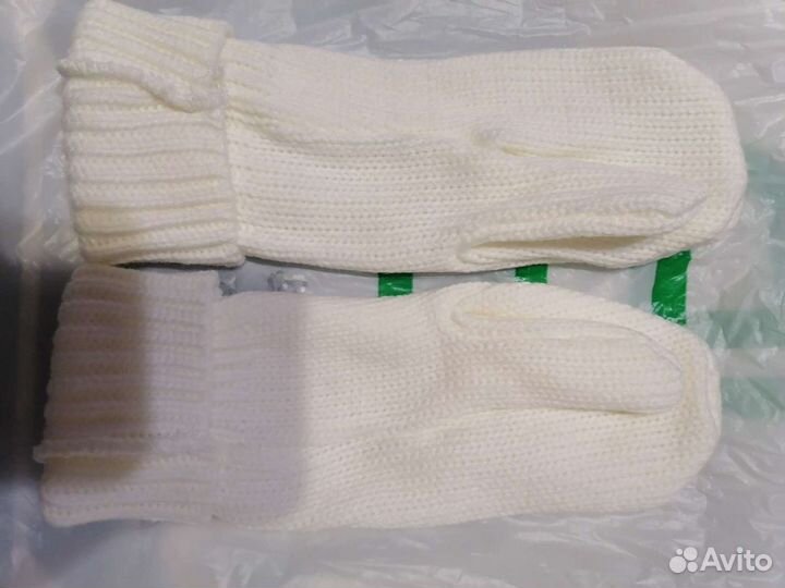 Новые белые женские варежки