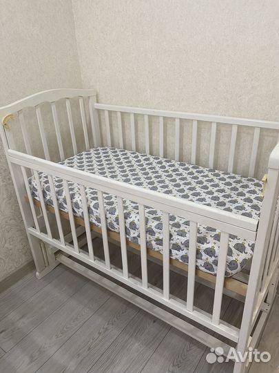 Детская кроватка с маятником