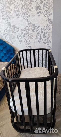 Детская кроватка с маятником