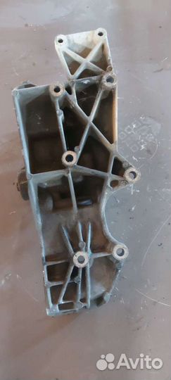 Кронштейн гура генератора на Volkswagen Passat B5