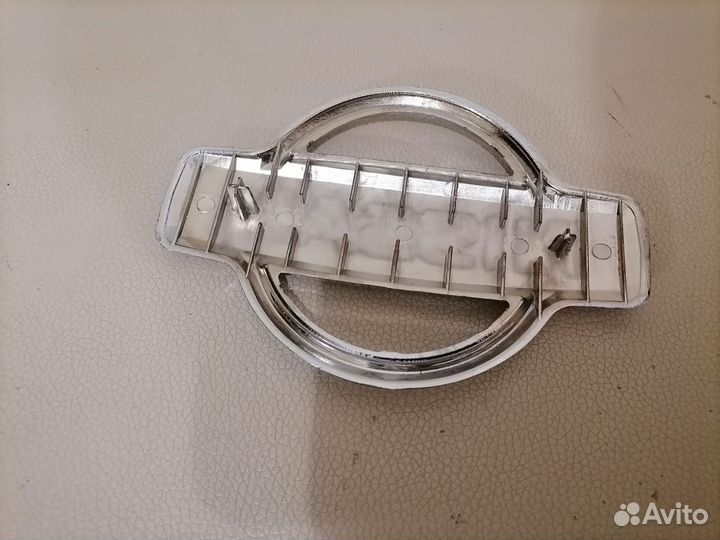 Эмблема автомобиля nissan