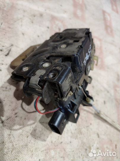 Замок двери передний левый Audi A6 С5 2 1998
