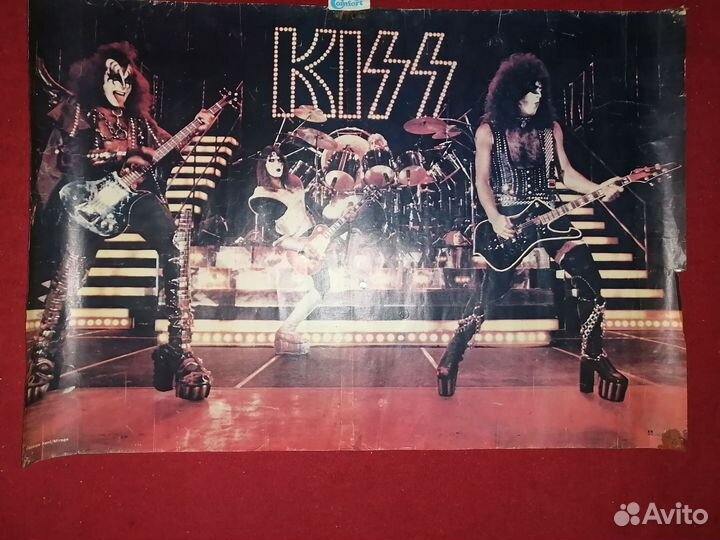 Плакаты: Kiss, Megadeth, есть много других