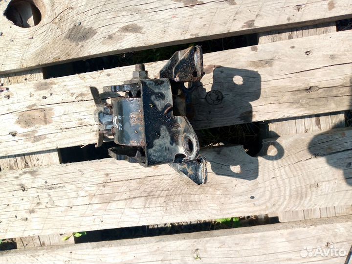 Опора двигателя левая mitsubishi lancer 10