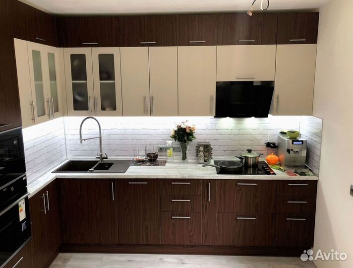 Угловой кухонный гарнитур современный