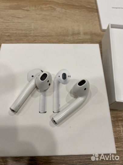 Apple AirPods (1го поколения)