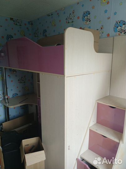 Кровать чердак со столом и шкафом
