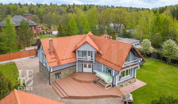 Дом 294,9 м² на участке 28,3 сот.