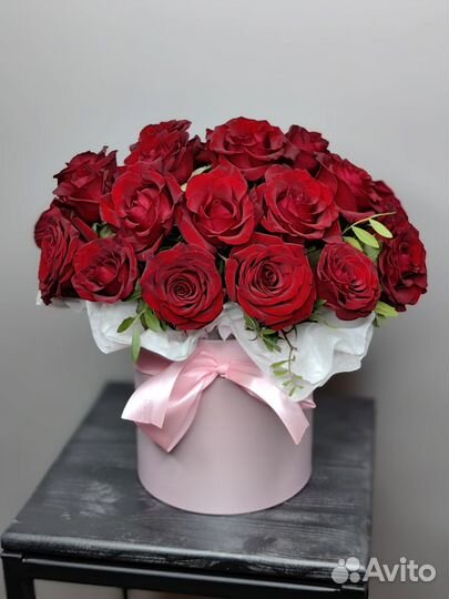 Букет 25 красных роз в шляпной коробке