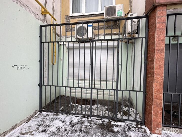 Решетка металлическая с дверью