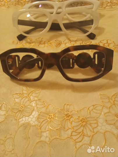 Очки разные белые солнечные,остальные -2