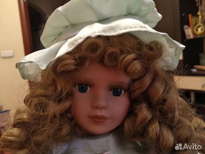 Кукла фарфоровая коллекционная средняя