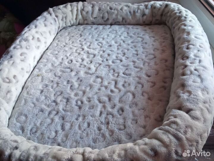 Лежанка, с матрасиком, кормушки