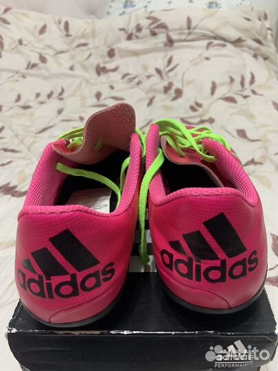 Футбольные бутсы adidas