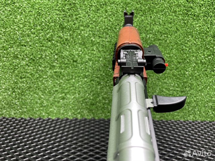 Автомат Калашникова аку с лазерным прицелом