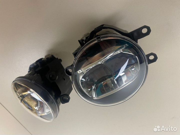 Туманка toyota voxy 07- (LED)