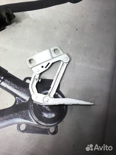 Петля капота Mercedes-Benz M-Класс W164