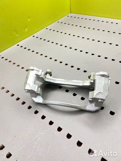 Скоба суппорта передняя правая Kia Ceed 3 G4FD 1.6