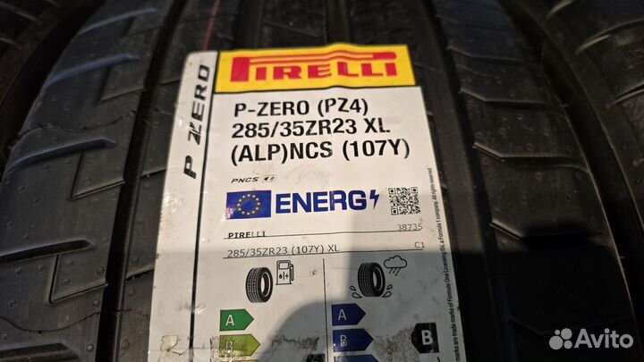 Pirelli P Zero 325/30 R23 и 285/35 R23