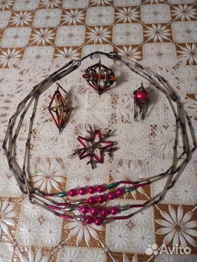 Елочные шары и игрушки