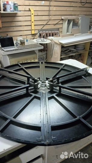 Пилон с подиумом