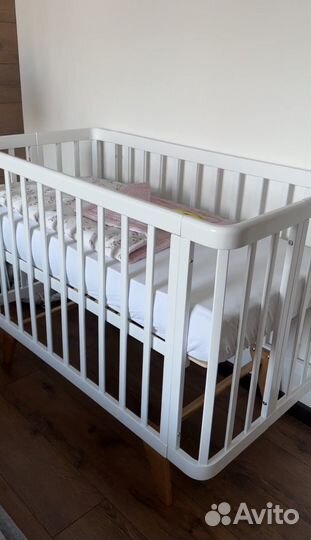 Детская кроватка с маятником