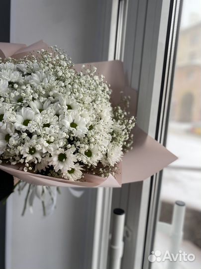 Букет из кустовой хризантемы с гипсофилой