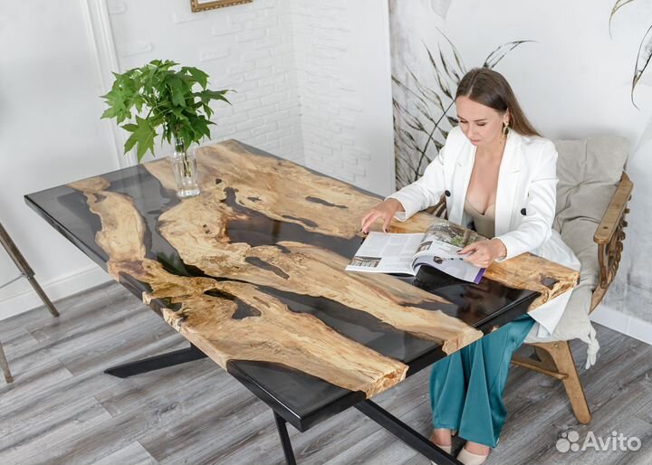 Стол из натурального слэба Граба и смолы