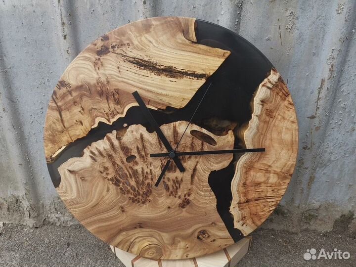 В наличии настенные часы река из слэба и смолы