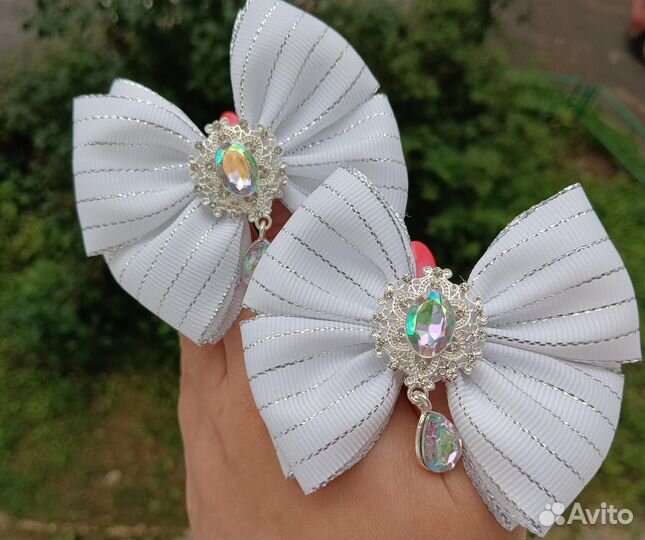 Белые школьные бантики