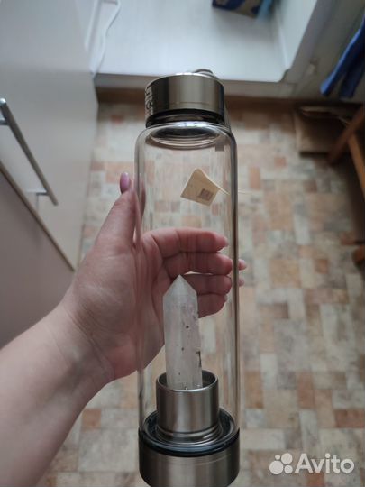 Бутылка стеклянная с кристаллом белого кварца