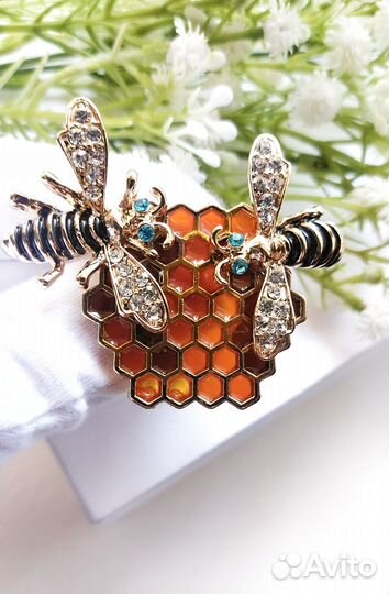 Брошь Пчелы на сотах, Новая