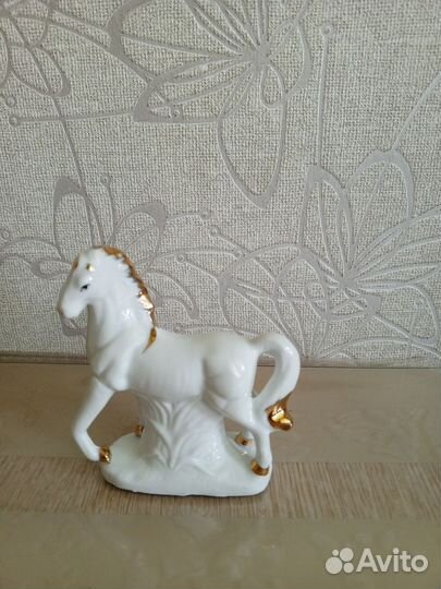 Статуэтка фарфор