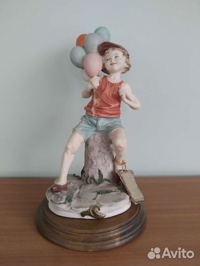 Фарфоровая статуэтка Capodimonte