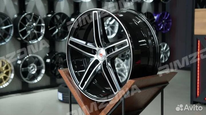 Литой диск в стиле vossen R18 5x114.3