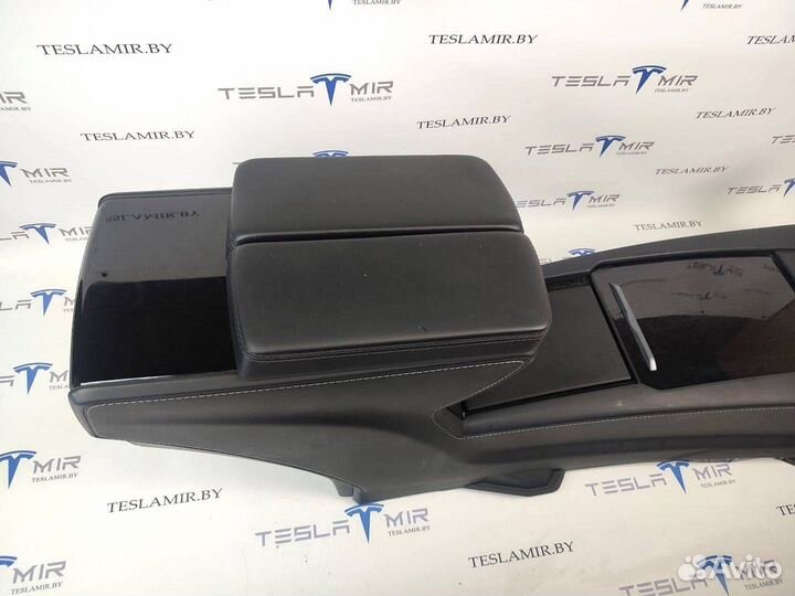 Консоль салона Tesla Model S рест. 2017 1008247-00