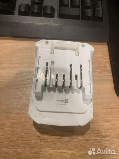 Зарядное устройство для шуруповерта makita