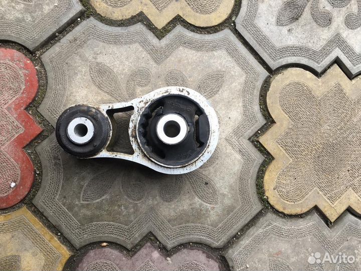 Нижняя подушка Mazda CX-7 2.5