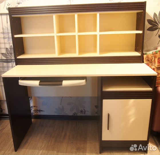 Письменный стол с полкой