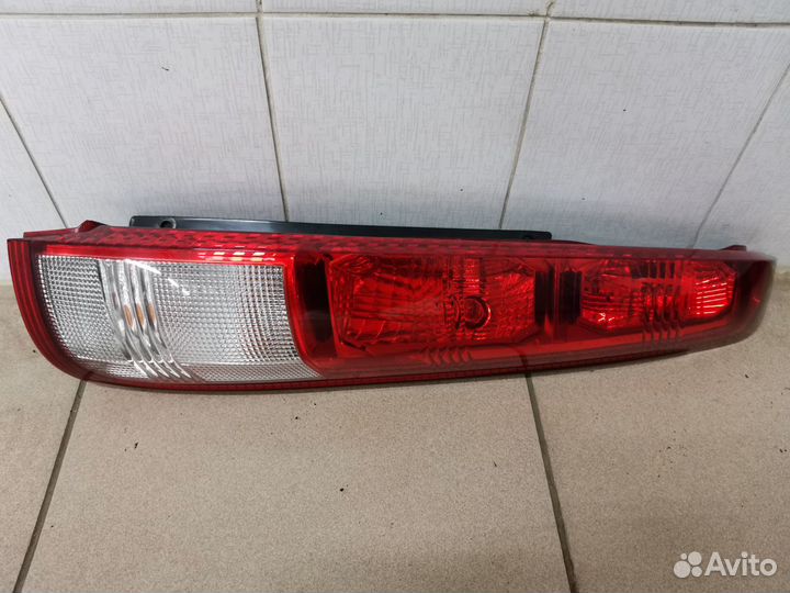 Задний правый фонарь Nissan X-Trail T30 2001-2007