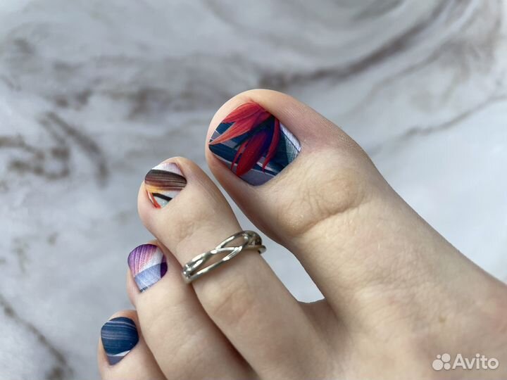 Модель на педикюр с пленками