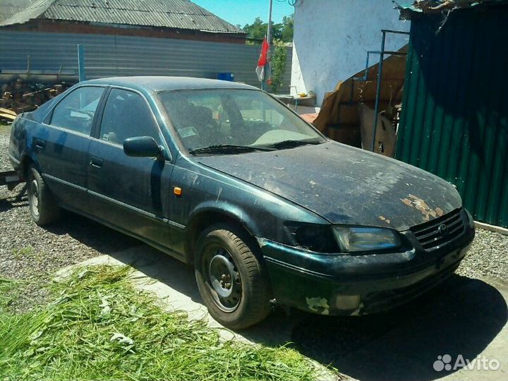 Toyota Camry 2.2мт, 1997, битый, 150000км
