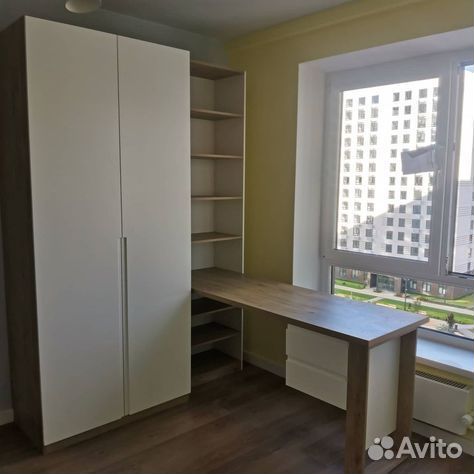 Рабочая зона у окна со шкафом