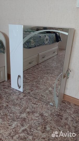 Навесная тумба с зеркалом в ванную