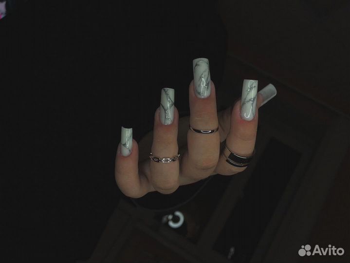 Модель на маникюр