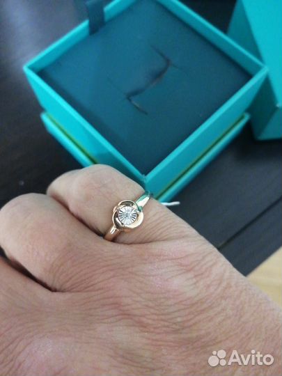 Золотое кольцо с бриллиантом