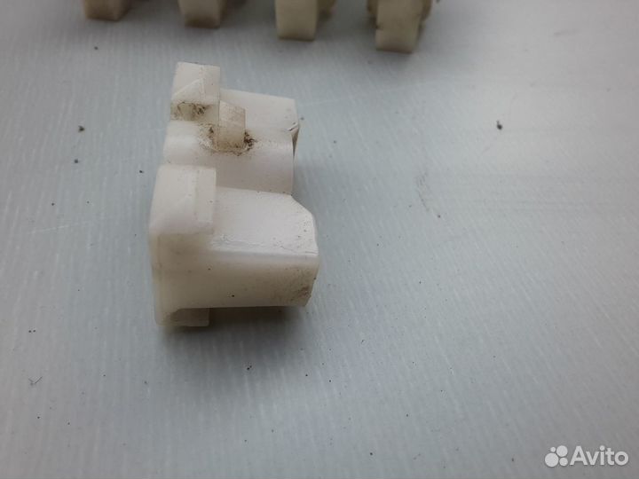 Клипса молдинга крыши Skoda Octavia A4 Tour