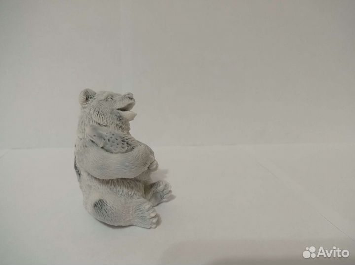 Статуэтка фигурка медведя с рыбкой